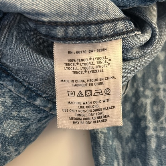 Holding Horses Chambray Damask Print Long Sleeve Button Down Top Size Small - Picture 7 of 7